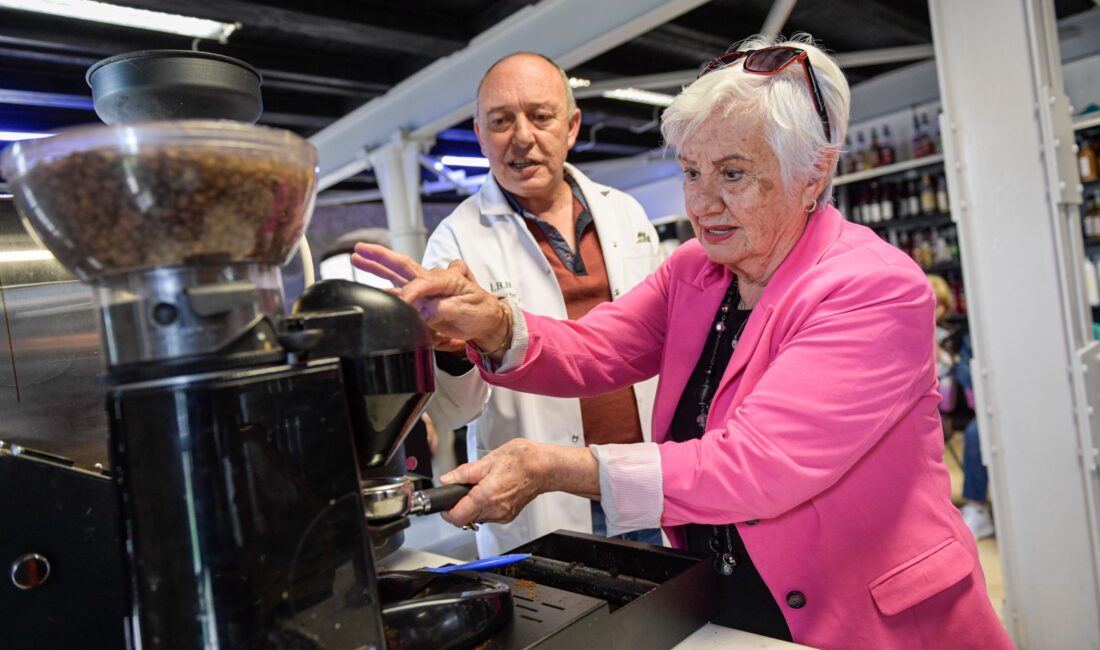 Torunlara Kahve Sözü İçin Barista Oldu: İzmir’de Kahve Eğitimi Başladı İzmir’de ileri yaş bireyler barista eğitimine katıldı. 65 yaş üstü