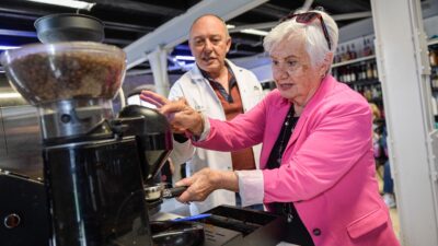 İzmir’de ileri yaş bireyler barista eğitimine katıldı. 65 yaş üstü