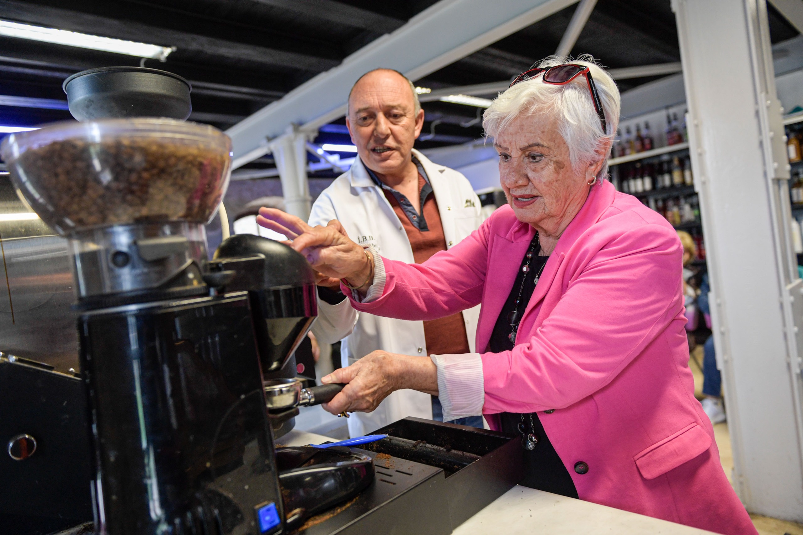 İzmir’de ileri yaş bireyler barista eğitimine katıldı. 65 yaş üstü