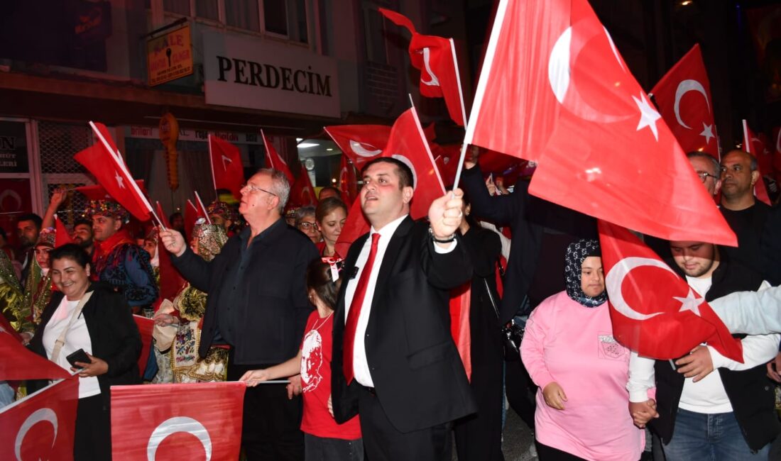 Torbalı’da Cumhuriyet coşkusu doruğa çıktı! Binlerce kişi fener alayında yürüdü,