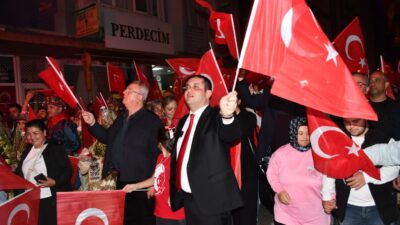 Torbalı’da Cumhuriyet coşkusu doruğa çıktı! Binlerce kişi fener alayında yürüdü,