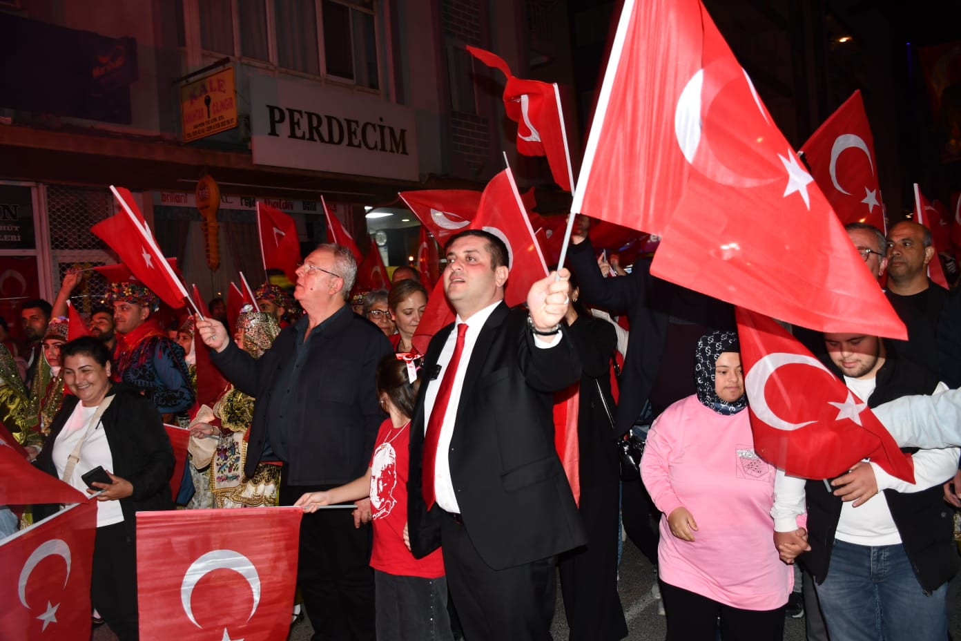 Torbalı’da Cumhuriyet coşkusu doruğa çıktı! Binlerce kişi fener alayında yürüdü,