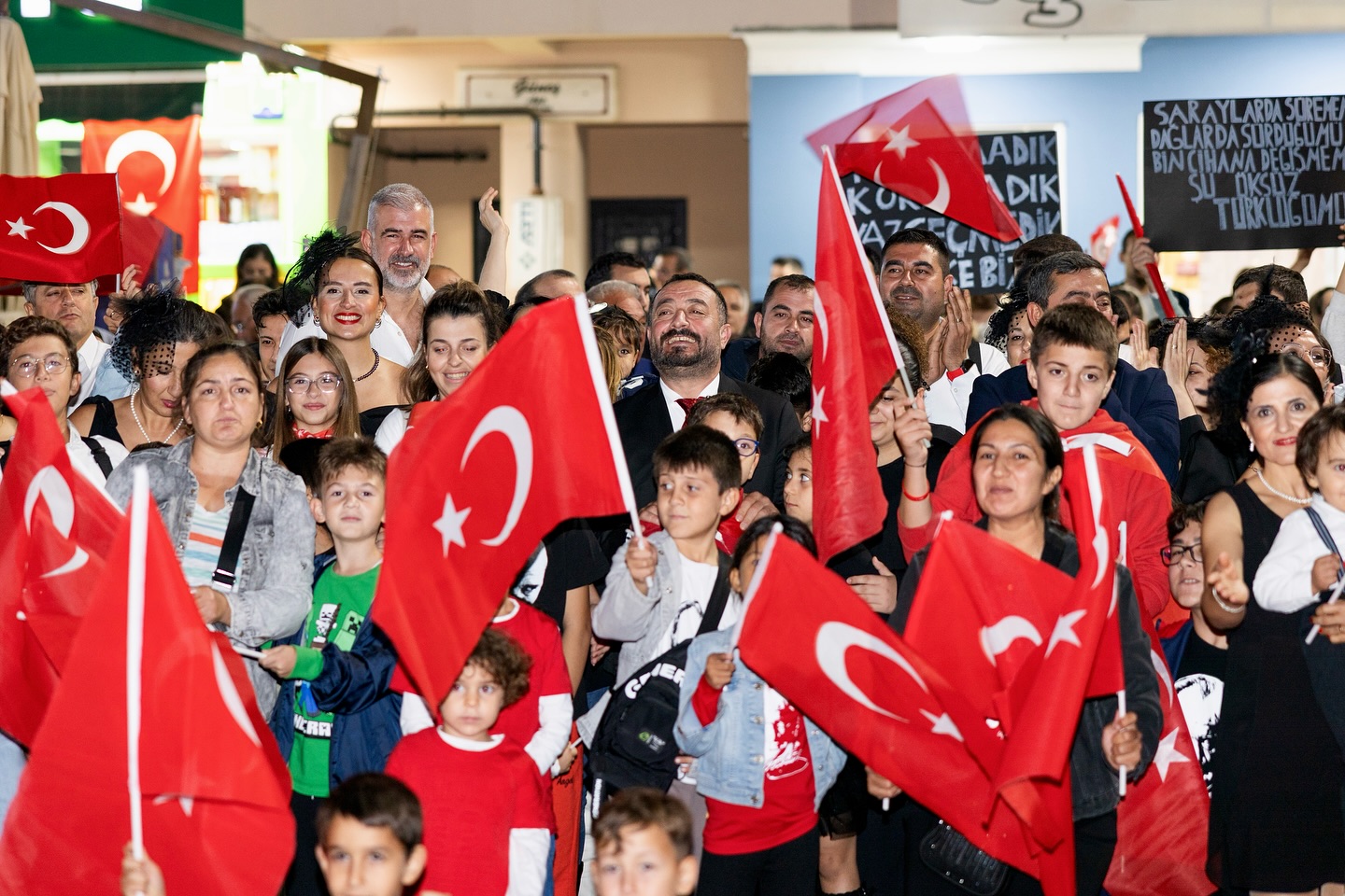 Ödemiş’te 29 Ekim coşkusu doruğa çıktı! Binler fener alayında yürüdü,