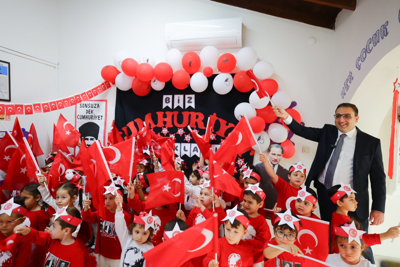 Balçova’da Cumhuriyetin 102. yılı coşkusu miniklerin gösterileriyle başladı. Akşam Cem