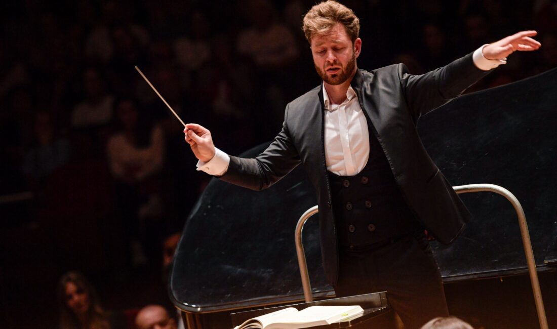 İzmir Oda Orkestrası, Jiri Habart yönetiminde ve Alexander Romanovsky solistliğinde