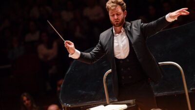 İzmir Oda Orkestrası, Jiri Habart yönetiminde ve Alexander Romanovsky solistliğinde