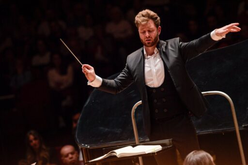 İzmir Oda Orkestrası, Jiri Habart yönetiminde ve Alexander Romanovsky solistliğinde