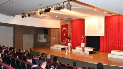 Çiğli Belediyesi Gençlik Tiyatrosu’nun “O’nun Sayesinde” oratoryosu, Cumhuriyet’in 102. yılında