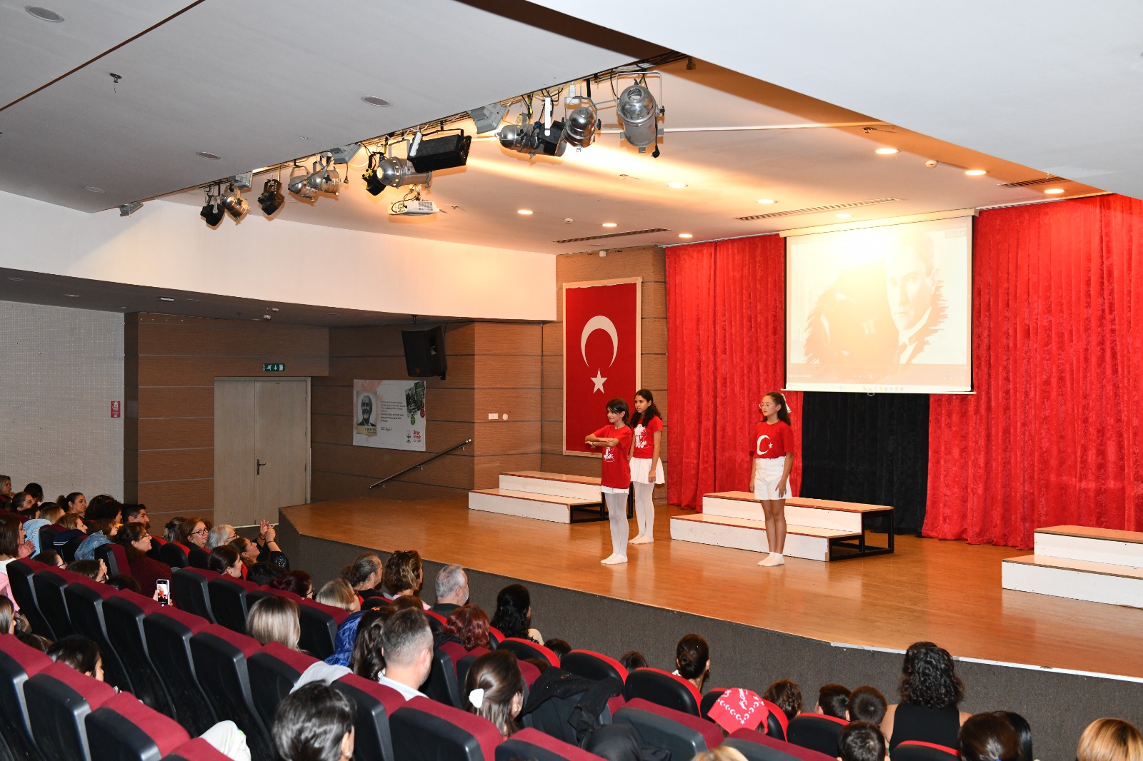 Çiğli Belediyesi Gençlik Tiyatrosu’nun “O’nun Sayesinde” oratoryosu, Cumhuriyet’in 102. yılında