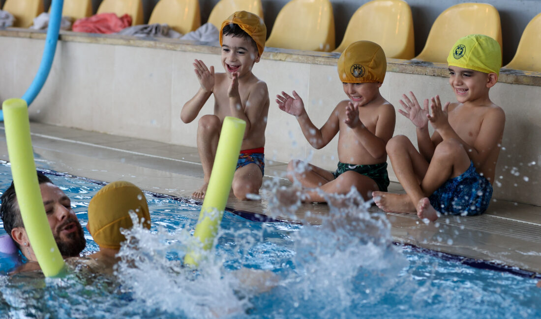 Buca Belediyesi, okul öncesi öğrencilerine ücretsiz yüzme eğitimi veriyor. Başkan