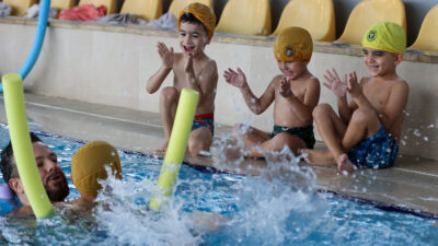 Buca Belediyesi, okul öncesi öğrencilerine ücretsiz yüzme eğitimi veriyor. Başkan