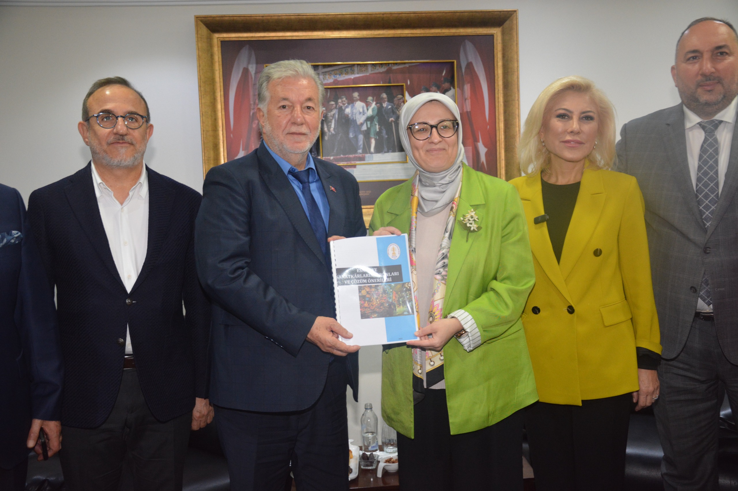 AK Parti’den İESOB’ye çıkarma! Belgin Uygur İzmir esnafını dinledi