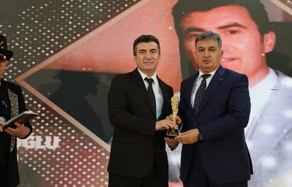 Doç. Dr. Adnan Yamanoğlu’na 2025 Sağlıkta Başarı Ödülü Verildi Doç. Dr. Adnan Yamanoğlu, 2025 Sağlıkta Başarı Ödülü’nü kazandı. Altın