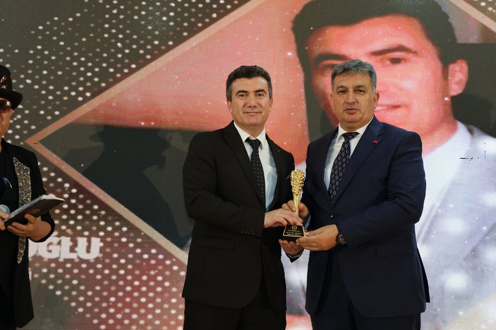 Doç. Dr. Adnan Yamanoğlu, 2025 Sağlıkta Başarı Ödülü’nü kazandı. Altın