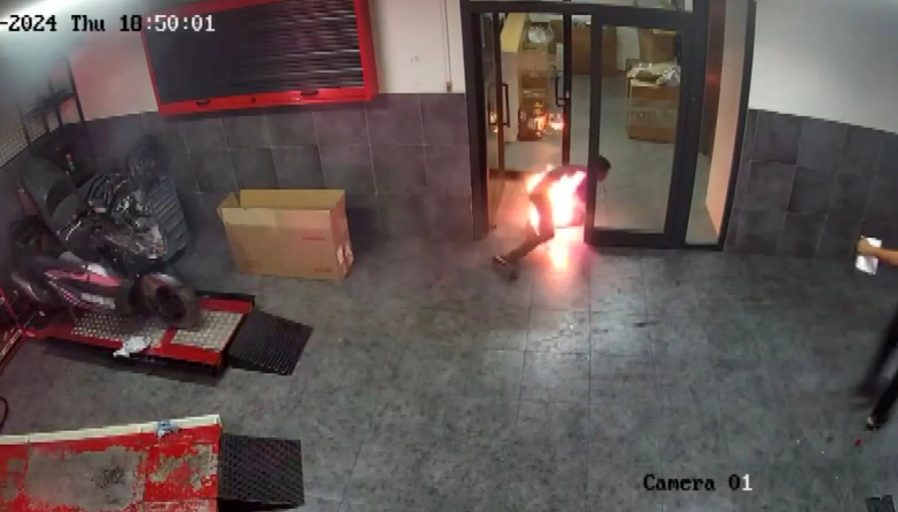 Antalya’da 15 yaşındaki çırak, iş arkadaşının üzerine benzin döküp ateşe