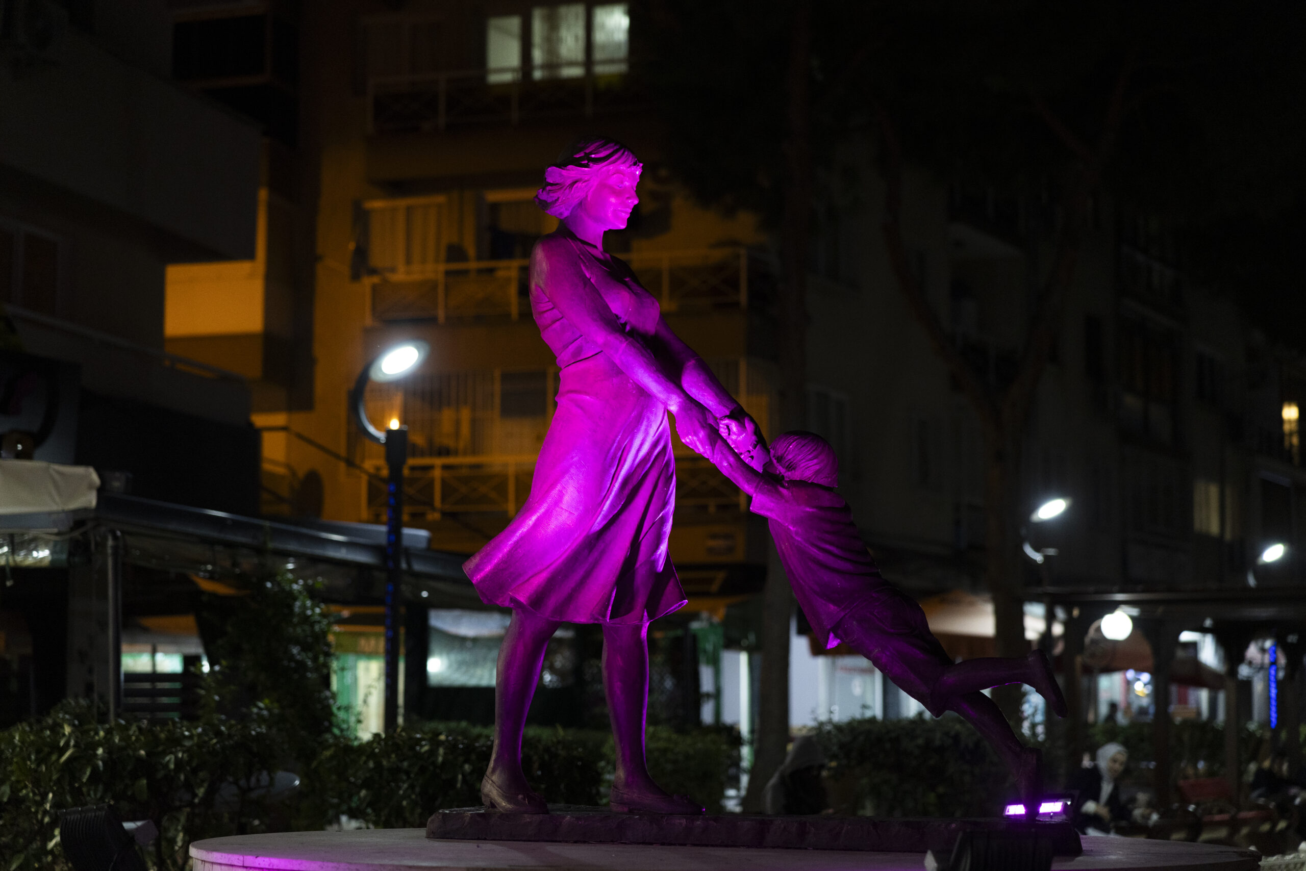 Balçova’da Pembe Işıklar Yandı