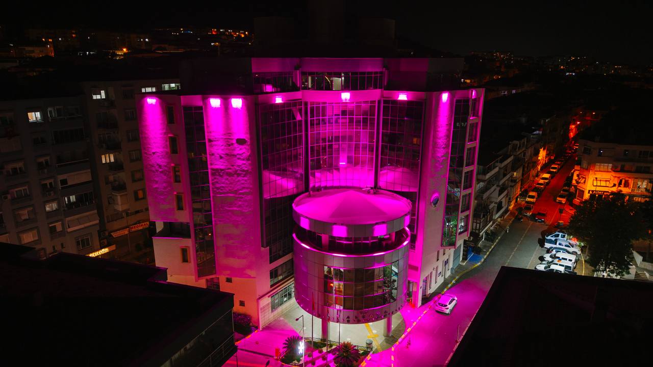 Balçova’da Pembe Işıklar Yandı