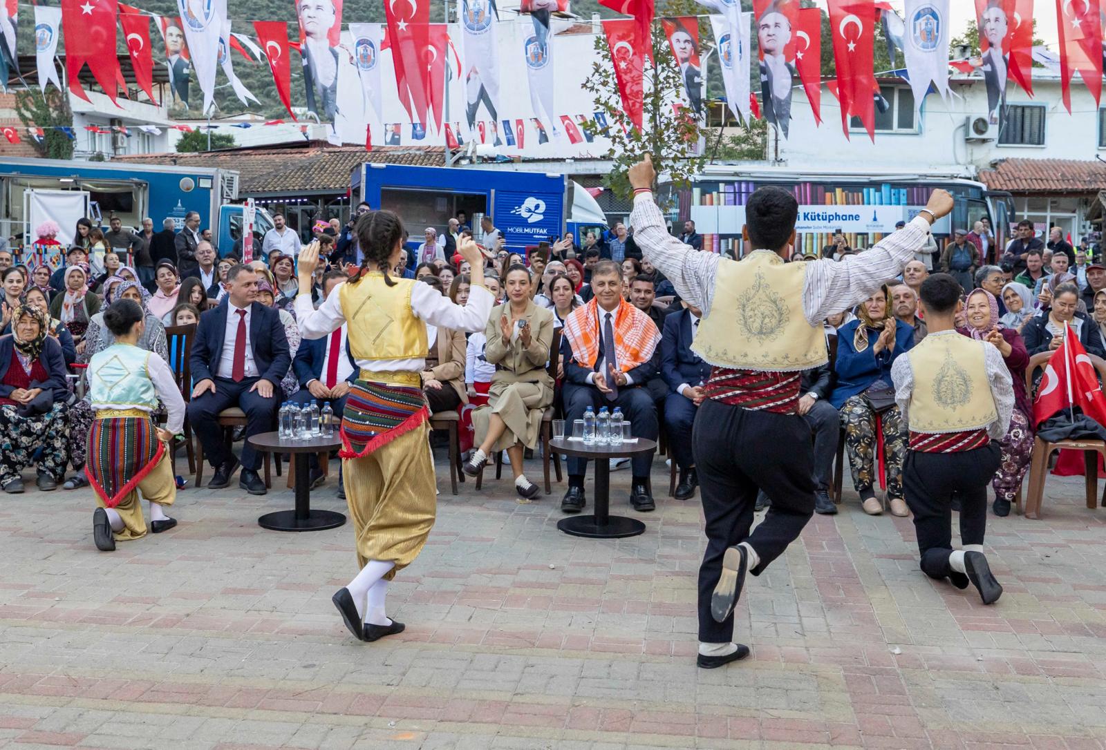 Başkan Cemil Tugay Belevi’de 29 Ekim Coşkusuna Katıldı