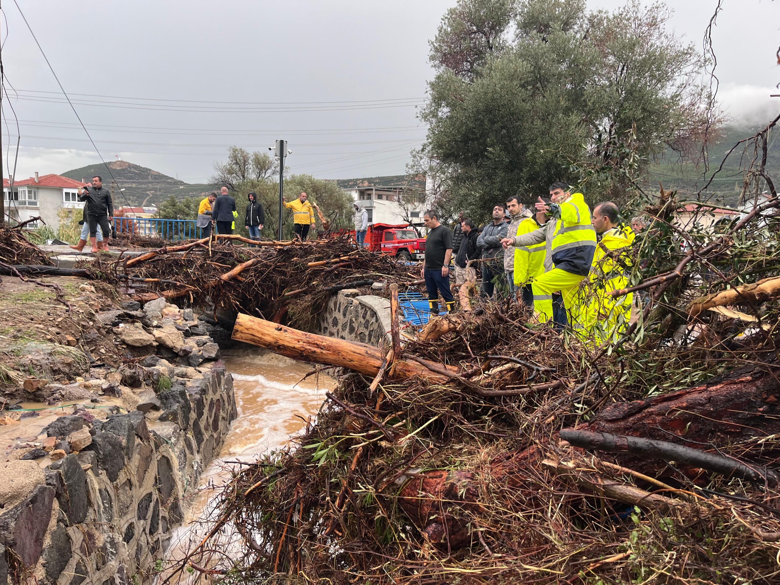 Başkan Tugay Foça’da Tüm Ekiplerimizle Sahadayız
