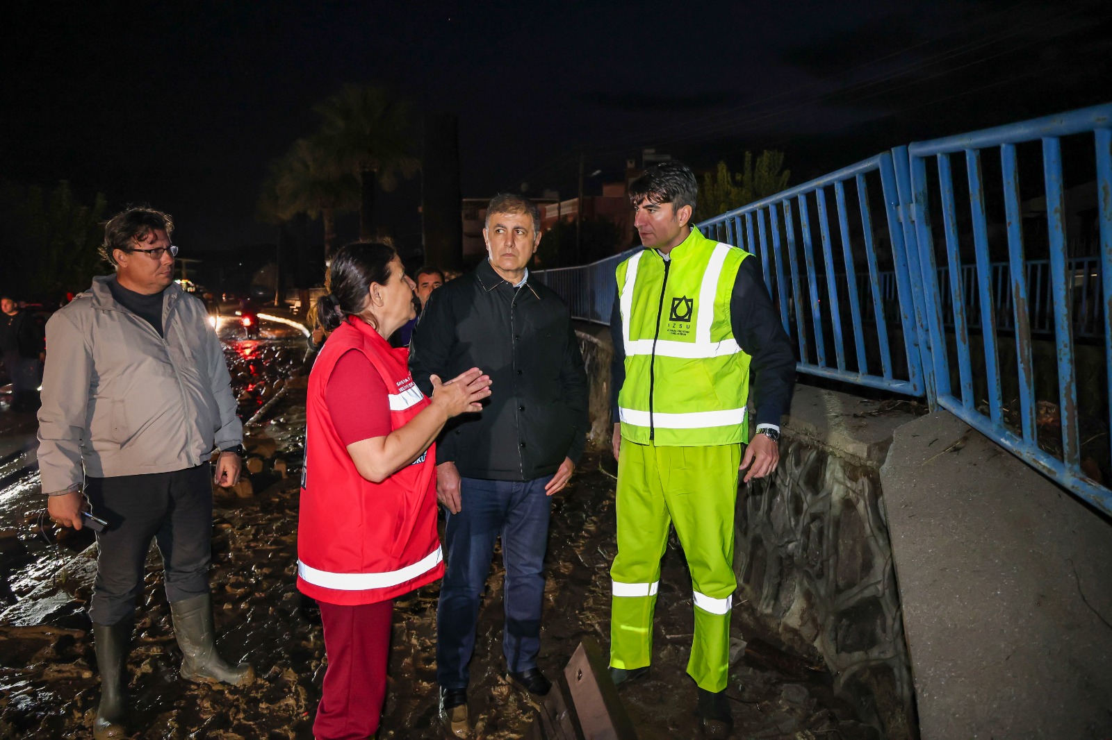 İzmir Büyükşehir Belediye Başkanı Dr. Cemil Tugay, sağanak yağışın etkili