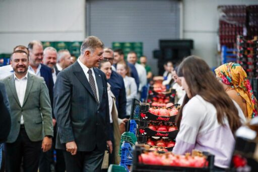 Başkan Tugay Selçuk’ta Çiftçilerle Nar Hasadı Yaptı