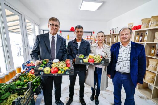 İzmir Büyükşehir Belediye Başkanı Dr. Cemil Tugay, Selçuk Zeytinköy’de nar