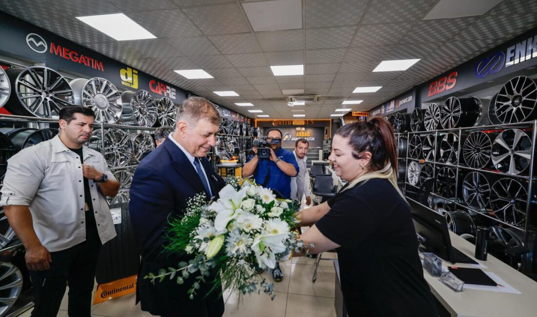 Başkan Tugay’dan 6. Sanayi Sitesi Esnafına ‘Kalıcı Çözüm’ Sözü: “Misafir Gibi Gelip Gitmeyeceğiz, Burayı Köklü Olarak Değiştireceğiz!” İzmir Büyükşehir Belediye Başkanı Dr. Cemil Tugay, Buca ve Gaziemir