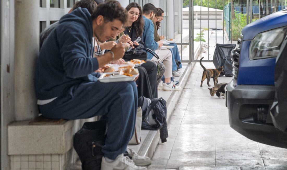 Başkan Tugay’dan Üniversite Öğrencilerine Sıcak Destek: İzmir’de 6 Kampüste Günde 4 Bin Kişilik Ücretsiz “Anne Eli Lezzeti” Yemek Dağıtımı İzmir Büyükşehir Belediyesi, yeni eğitim yılında 6 devlet üniversitesi kampüsünde