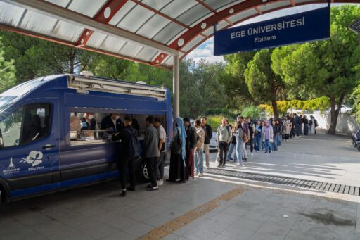 Başkan Tugay'dan Üniversite Öğrencilerine Sıcak Destek