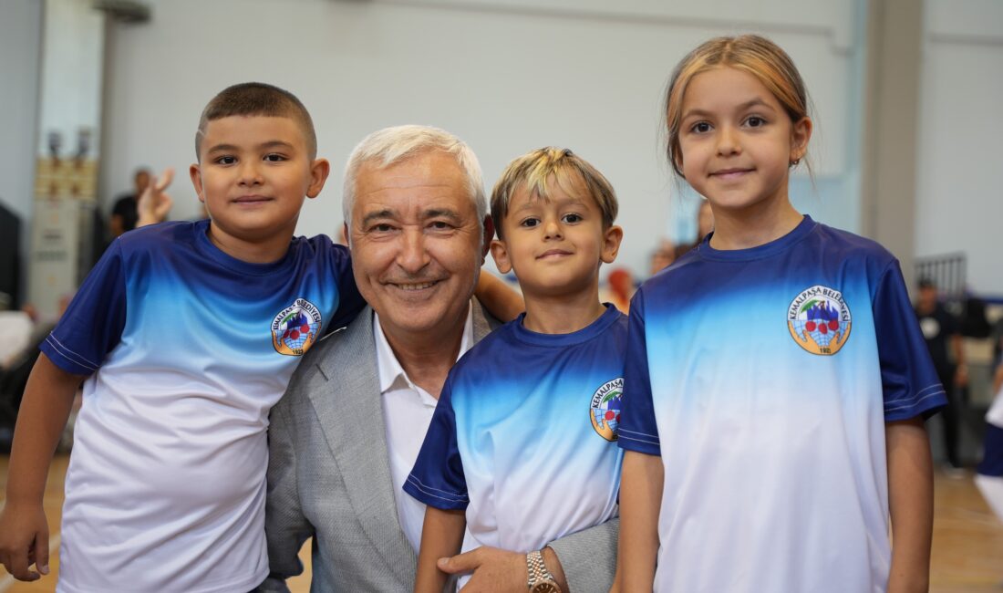 Kemalpaşa Belediyesi’nden 1800 Spor Malzemesiyle Büyük Destek Kemalpaşa Belediyesi, ücretsiz spor kursiyerlerine 1800 spor malzemesi dağıttı. Başkan