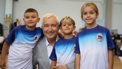 Kemalpaşa Belediyesi, ücretsiz spor kursiyerlerine 1800 spor malzemesi dağıttı. Başkan