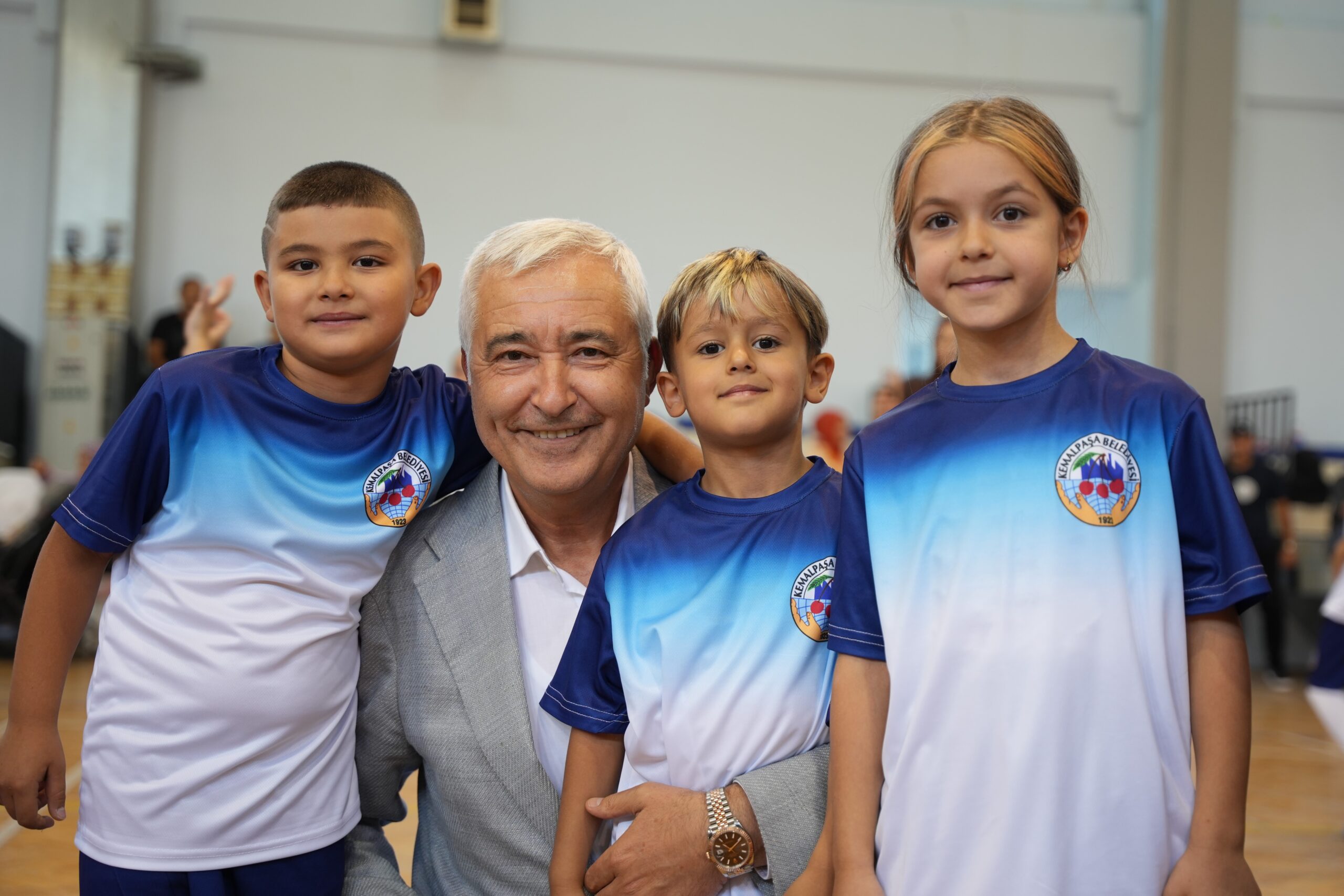 Kemalpaşa Belediyesi, ücretsiz spor kursiyerlerine 1800 spor malzemesi dağıttı. Başkan