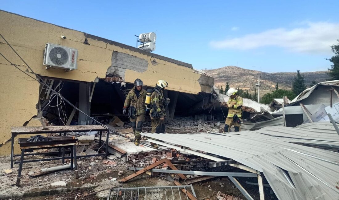 İzmir’in Bayraklı ilçesinde bir mobilya atölyesinde meydana gelen patlamada göçük