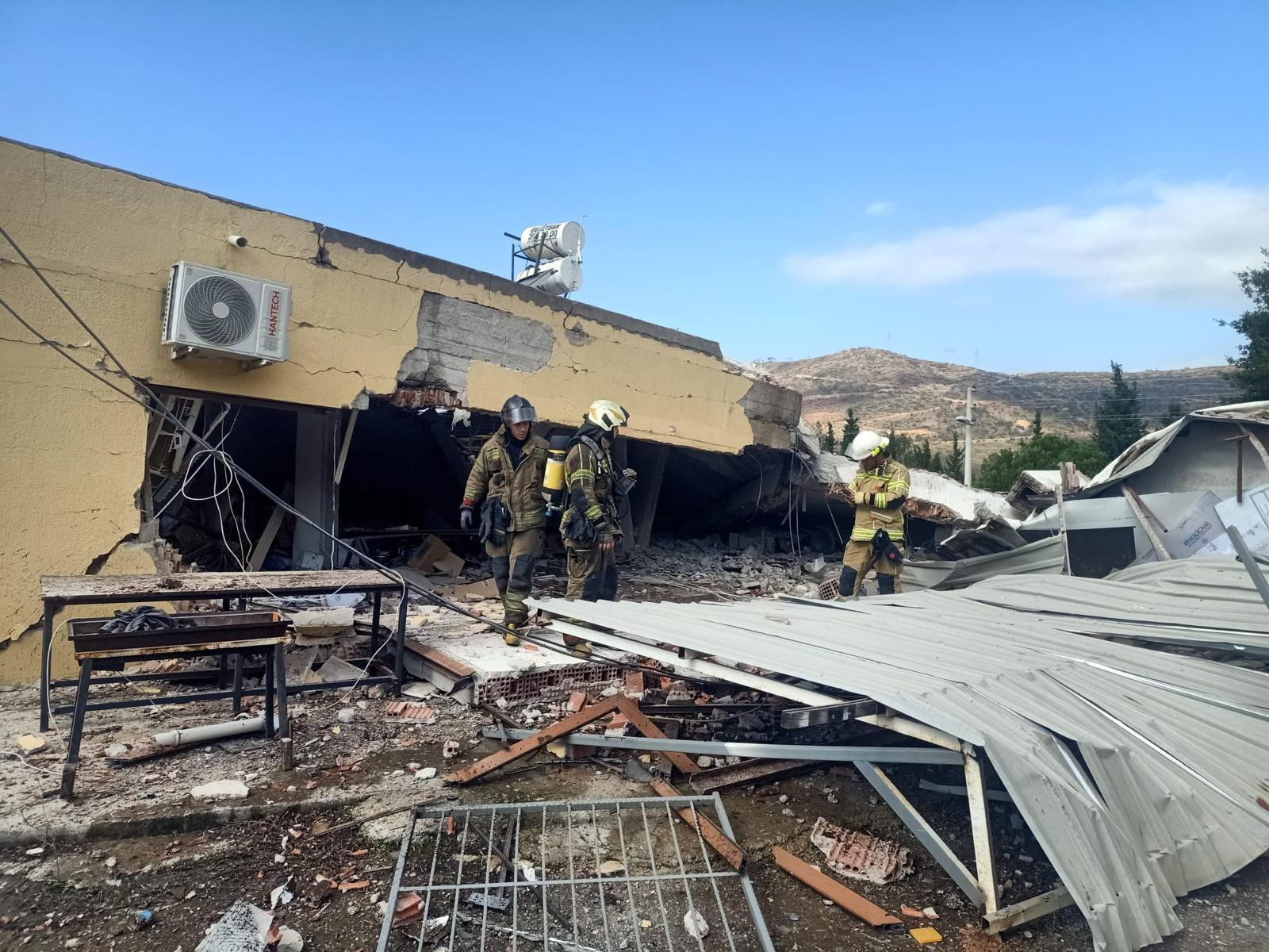 İzmir’in Bayraklı ilçesinde bir mobilya atölyesinde meydana gelen patlamada göçük