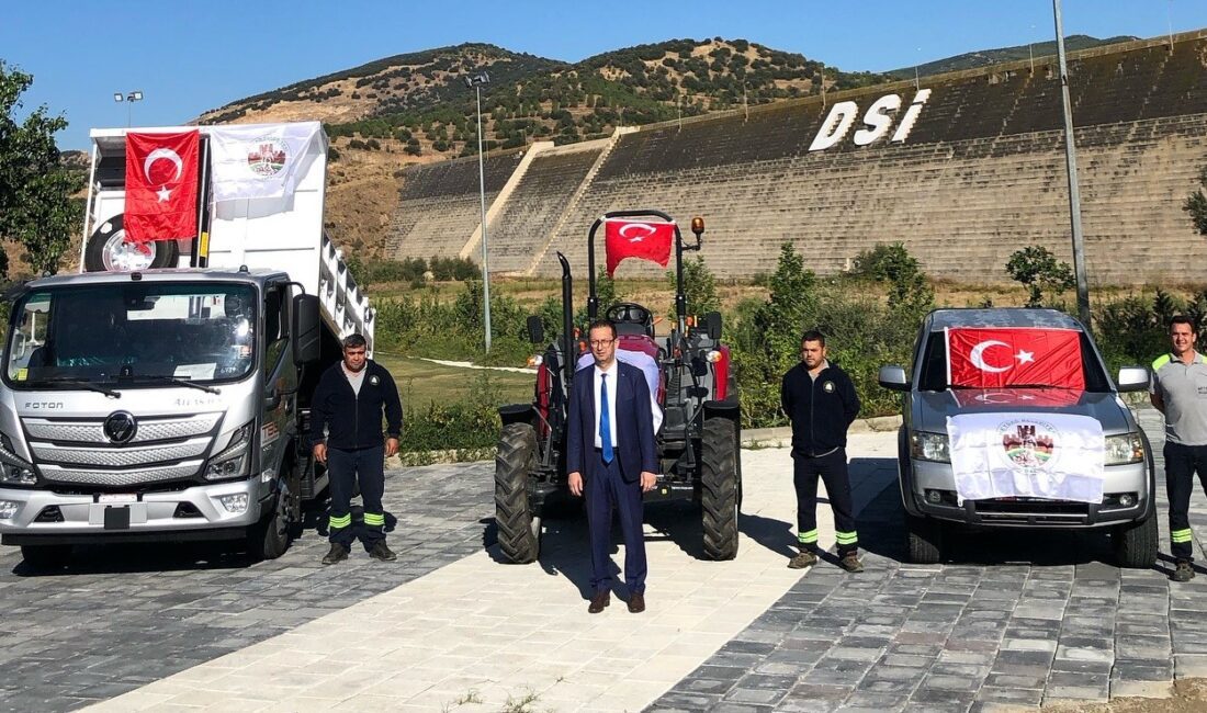 Beydağ Belediye Başkanı Şakir Başaran, damperli kamyon, 4x4 traktör ve