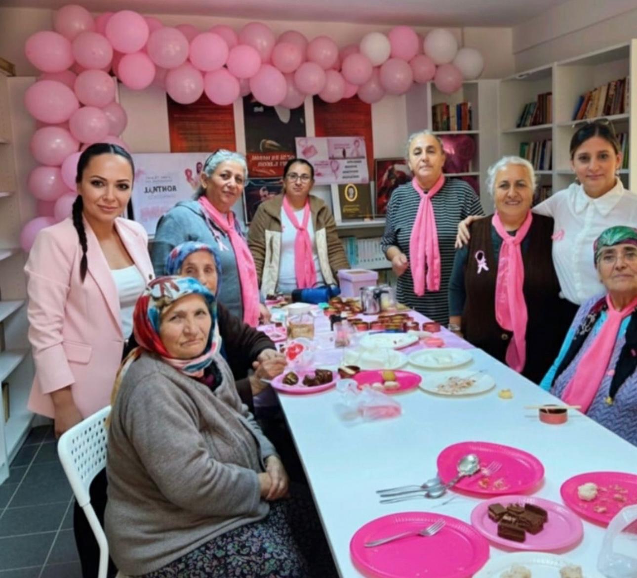 Meme Kanseri Farkındalık Ayı kapsamında düzenlenen anlamlı etkinlikte kadınlar, umut,