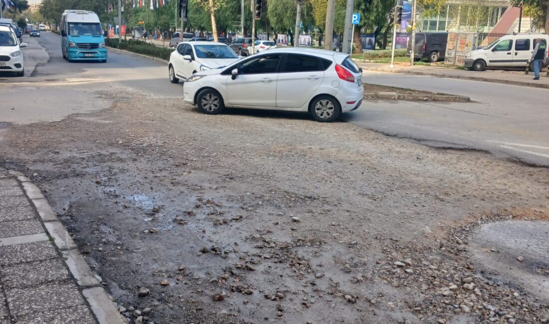 Ömer Eşki’nin Fiyaskosu Milyonları Yuttu: Mustafa Kemal Caddesi Kabusa Dönüştü, Vatandaş Vergileri Çöpte! Bornova Belediye Başkanı Ömer Eşki'nin yol çalışmaları fiyaskosu İzmir'i sallıyor!