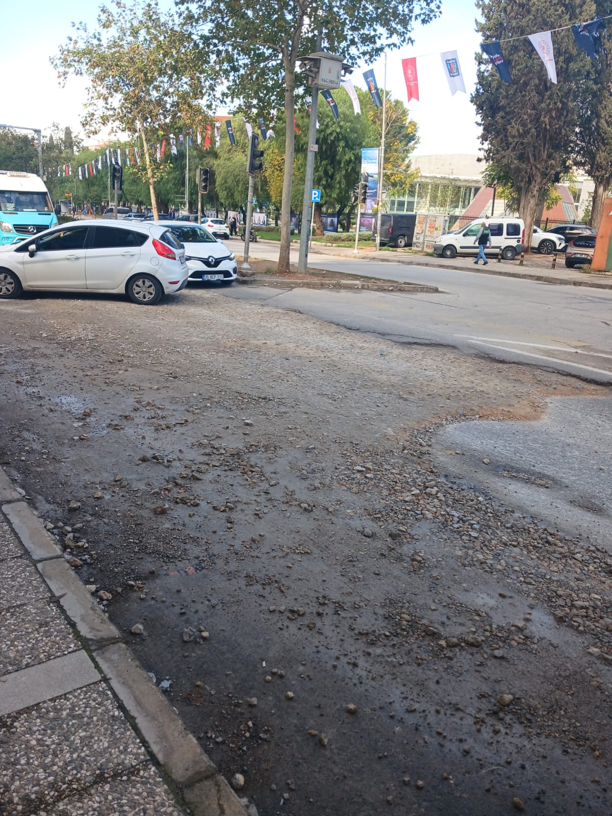 Ömer Eşki'nin Fiyaskosu Milyonları Yuttu: Mustafa Kemal Caddesi Kabusa Dönüştü