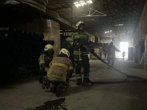 İzmir'in Bornova ilçesi Gazi Osman Paşa Mahallesi'nde dalgıç pompa malzemelerinin