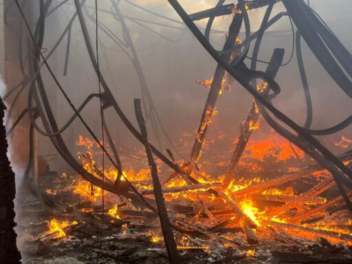 Bornova’daki depo yangınına hızlı müdahale 