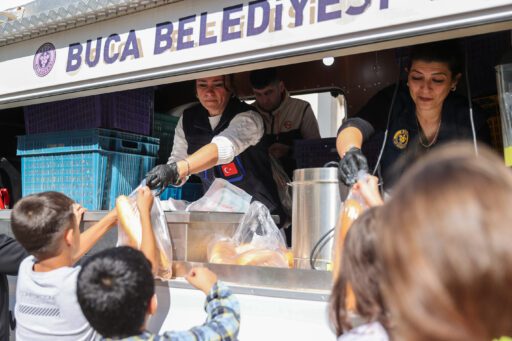 Buca Belediyesi Dar Gelirli Ailelere Ekmek ve Erzak Desteği