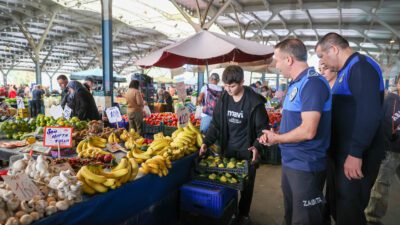 Buca Belediyesi Zabıta ekipleri, vatandaşların güvenli alışveriş yapabilmesi için ilçe