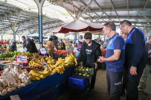 Buca Belediyesi Zabıta ekipleri, vatandaşların güvenli alışveriş yapabilmesi için ilçe
