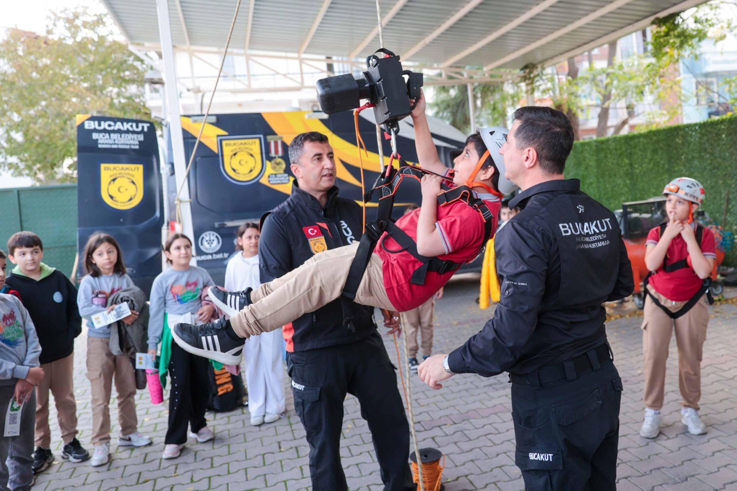Buca Belediyesi, BUCAKUT ekibiyle afet farkındalığını artırmak için okullarda ve