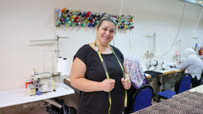 Buca Belediyesi’nin ücretsiz dikiş kursları kadınlardan yoğun ilgi görüyor. Başkan