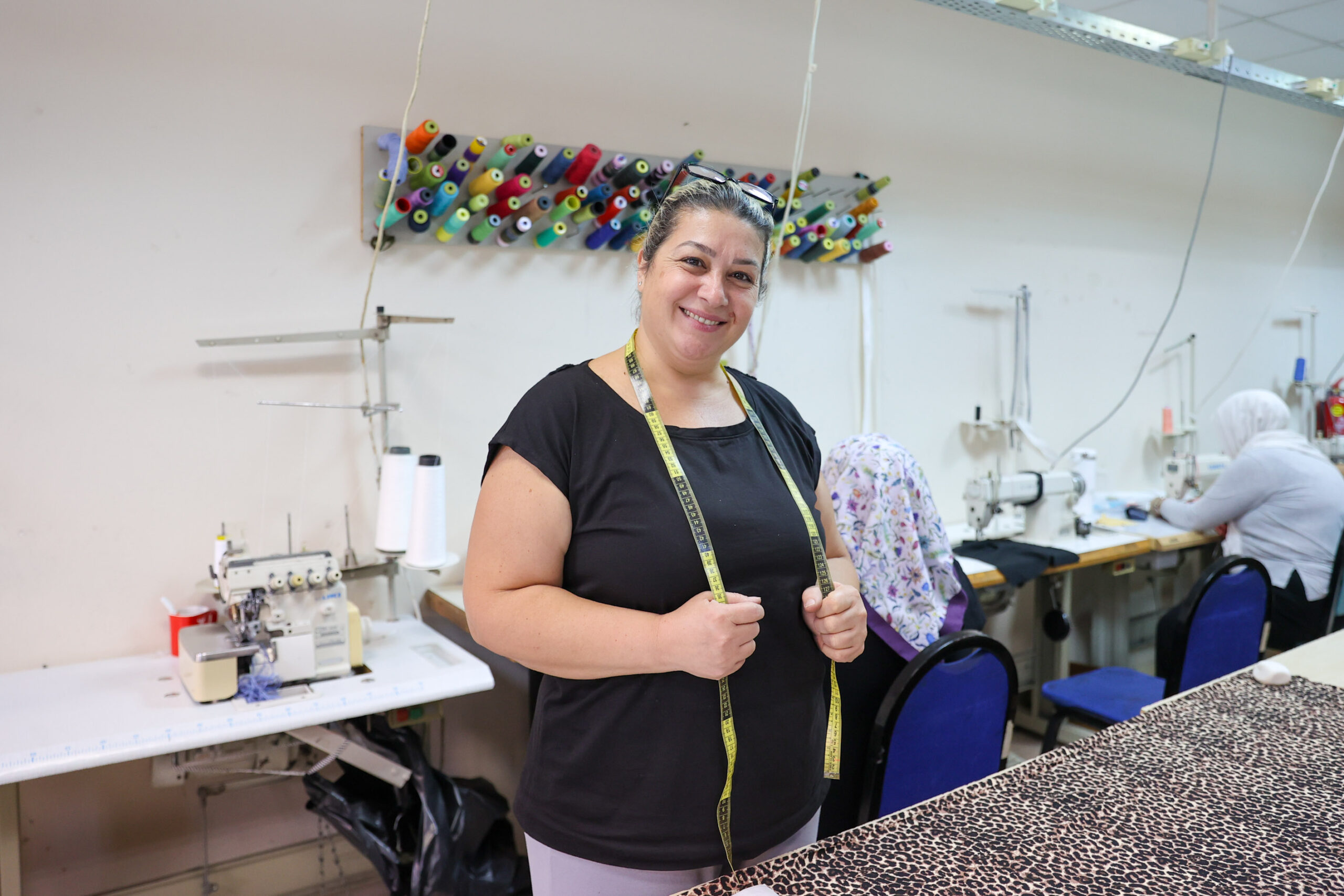 Buca Belediyesi’nin ücretsiz dikiş kursları kadınlardan yoğun ilgi görüyor. Başkan