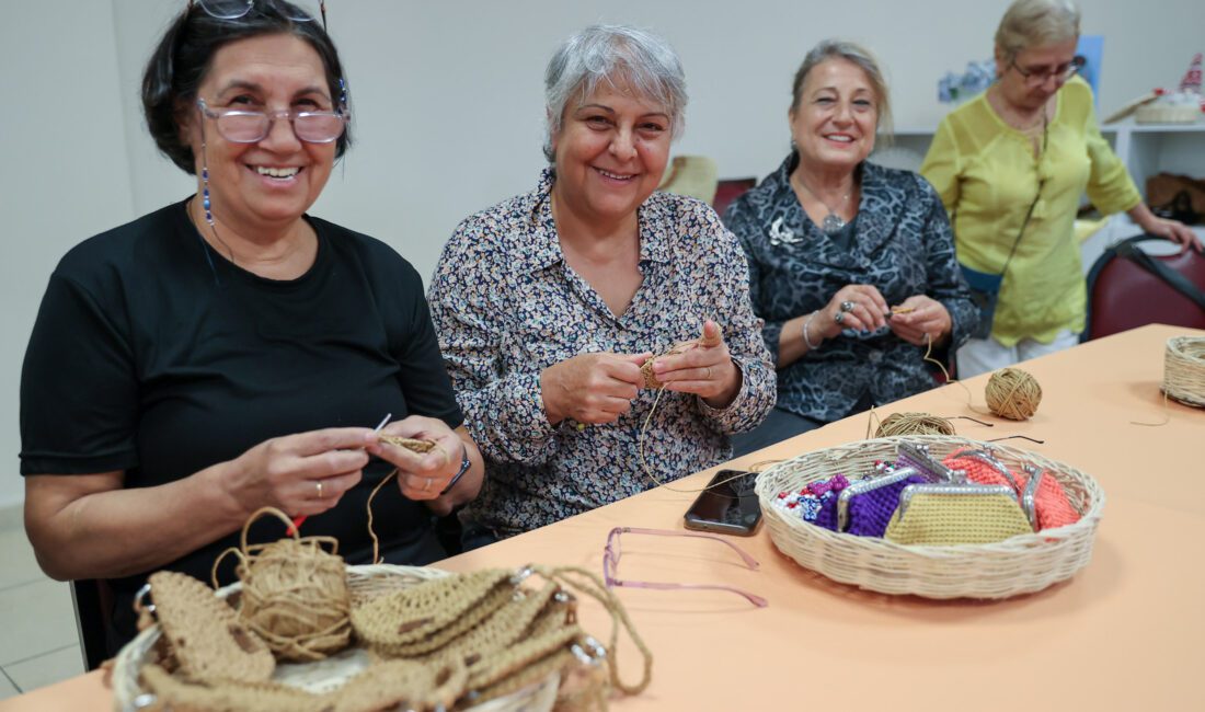 Buca kadın emeği iş birliğiyle parladı! Semt evi kursiyerlerinin ördüğü