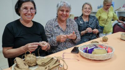 Buca kadın emeği iş birliğiyle parladı! Semt evi kursiyerlerinin ördüğü
