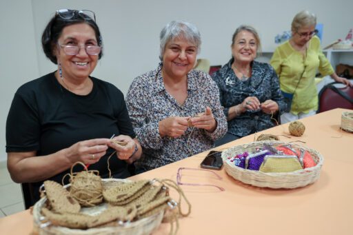 Buca kadın emeği iş birliğiyle parladı! Semt evi kursiyerlerinin ördüğü