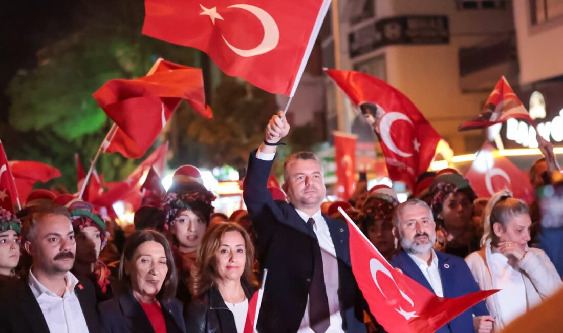 Buca Cumhuriyet için yürüdü! 102. yıl coşkusu meşalelerle aydınlandı Buca, Cumhuriyet’in 102. yılını binlerce kişinin katıldığı coşkulu kortejle kutladı.